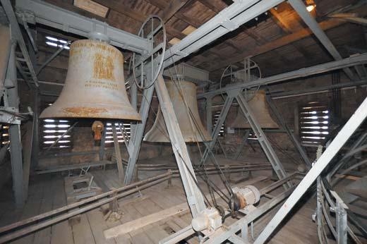 Drei der sechs Gussstahlglocken in der Glockenstube des Paderborner Domturmes Foto: Ulrich Petzold Das Metropolitankapitel hat nun beschlossen, einen alten