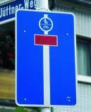 Radfahren in Erschließungsstraßen 58 Knotenpunkte übersichtlich und eindeutig gestaltet sein. Neben der o.g. deutlichen Kennzeichnung der für Radfahrer geöffneten Einbahnstraße an den Zufahrten bedarf es ggf.