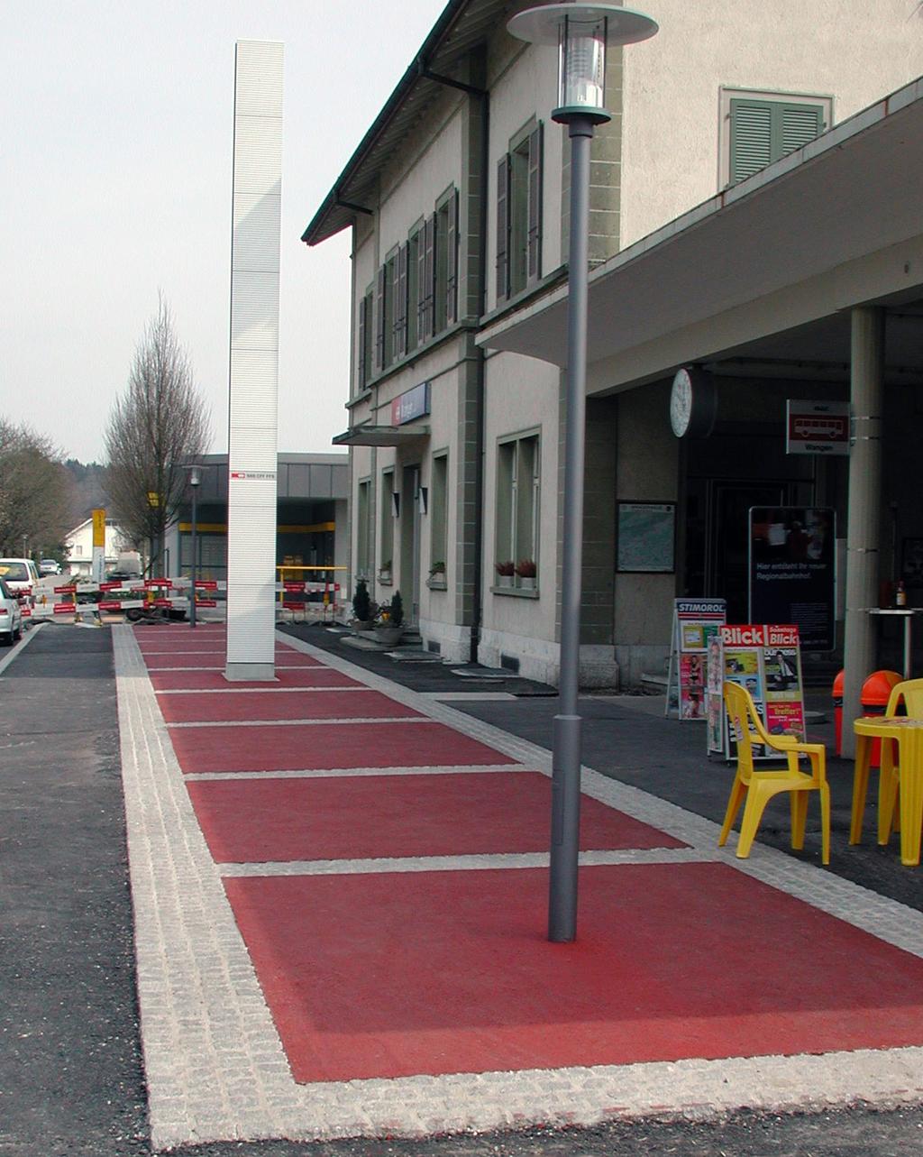 Quadraten aus rotem Belag lassen den Bahnhofvorplatz moderner und frischer
