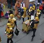 Hochmotiviert, mit goldenem Rouge im Gesicht, goldenem Haar und besonders wichtig: glänzender Stimmung gingen am Karnevalssonntag die Golddorfläufer an den Start.