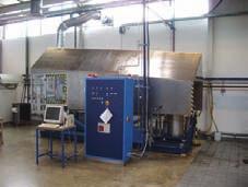 Arbeitsvorgang: In einem Drehrohrofen werden CarbonNanotubes in einem kontinuierlichen Prozess hergestellt und in Metallbehälter abgefüllt.