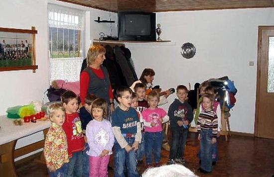 Die Kinder von der Pusteblume hatten ein buntes vorweihnachtliches Programm mitgebracht. Für Unterhaltung sorgten an diesem Nachmittag wieder Kinder aus dem Kindergarten "Pusteblume".