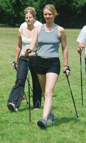 Neben einer Einführung in die Nordic Walking-Techniken gehören Entspannung und Regeneration sowie abschließende Dehnübungen zu jeder Kurseinheit dazu.