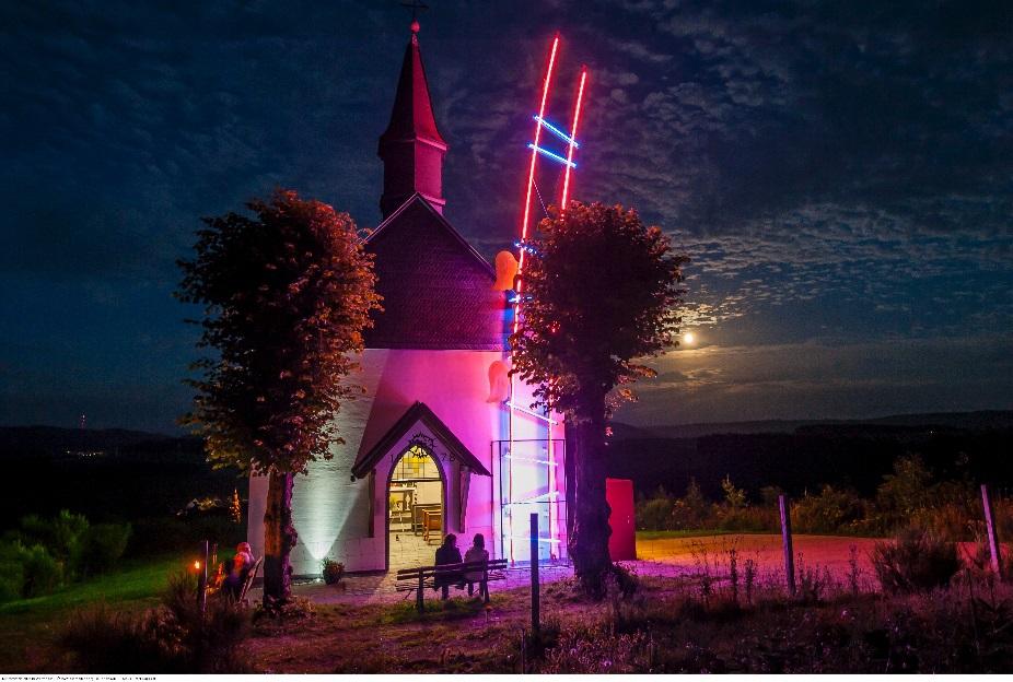 Innovative Ideen (Beispiel) Im Rahmen des Regionale-Konzeptes Wege zum Leben wurde die Kunstinstallation Himmelsleiter für ein Jahr an der Kreuzkapelle in Wormbach angebracht.