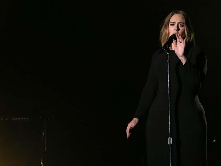 Adele singt nachts laut in ihrem Wohnzimmer.