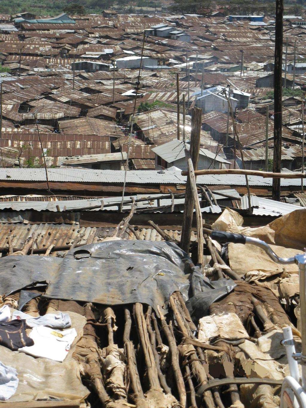 : Aktuelle Entwicklungen in Kenia Slumbildung: Ein Slum ist ein räumlich segregiertes Wohngebietin städtischen Agglomerationen, das bauliche Verfallserscheinungen, einen hohen Anteil an