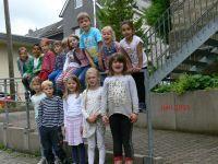 Regenbogenkinder Hallo liebe Eltern, liebe Kinder! Über 20 Kinder treffen sich jeden Dienstag in Wuppertal-Cronenberg und singen fröhliche Lieder.