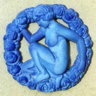 2008-3/223 Stopfen Frau in einem Rosenkranz (abgebrochen) opak-lapis-blaues Pressglas, D