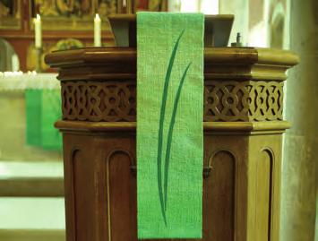 Antependien. Am 22. Mai war es dann so weit: Die neuen Antependien waren da und wurden im Gottesdienst an Altar, Lesepult und Kanzel angebracht.