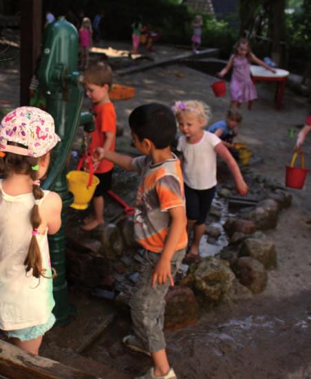 HERZLICH WILLKOMMEN IN UNSERER KITA Liebe Eltern, Ev. Kindertagesstätte St. Michael unsere KiTa liegt in einem Leiterin: schönen Elisabeth Park, M.