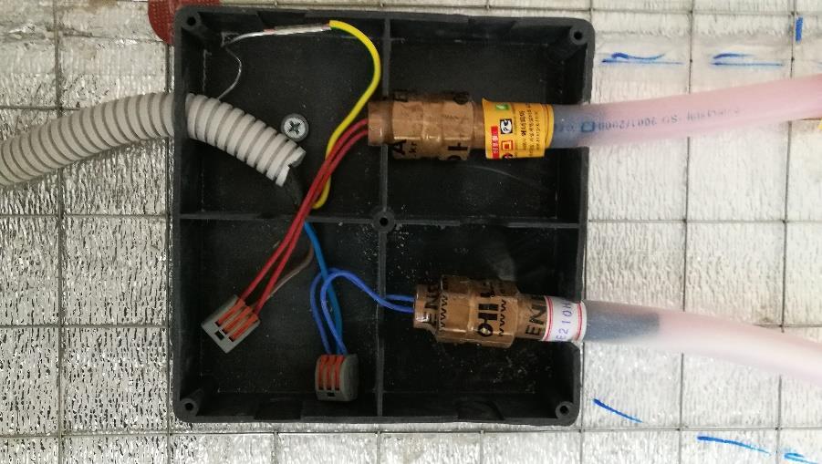 Elektrischer Anschluss Im Elektroanschlusskasten verbinden Sie parallel die XL-Rohre mit dem Versorgungskabel,