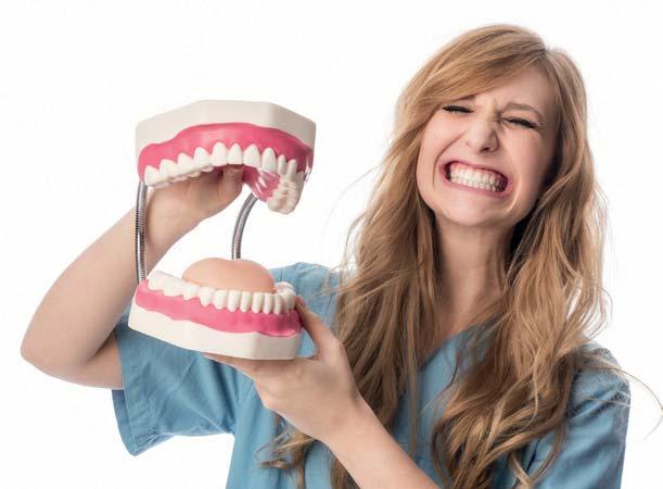 Damit wird nicht nur die Remineralisierung initialer Kariesläsionen signifikant verbessert[3], sondern auch der klinische Kariesschutz im Vergleich zu herkömmlichen Zahnpasten mit einem Fluoridgehalt