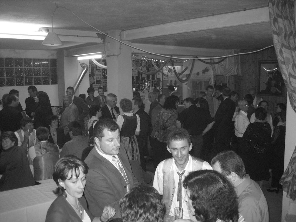 1. Musikerball im Gasthaus Krammer So etwa an die einhundert Freunde der Blasmusik und Gäste sind der Einladung gefolgt, mit uns den ersten Musikerball des MV Schöngrabern zu feiern.