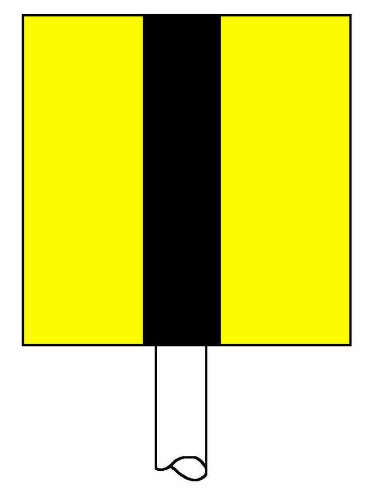 Kenzeichnung von Übergängen Bei Tag: gelbe quadratische Tafeln mit einem schwarzen senkrechten Mittelstreifen.