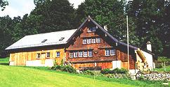 Grillplatz im Freien, Cheminée im Haus, Skilifte/Bergbahnen (10 Min., Piste am Haus vorbei), Hallen-/Freibad (in Appenzell, 8 km), Langlaufloipe (5 Min.
