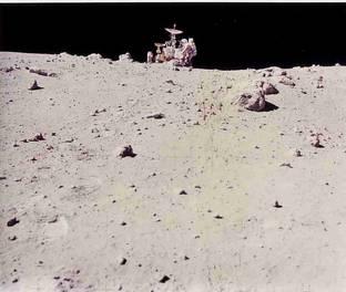 Mondgestein eingesammelt hatten liefen wir zurück zum Rover um die gefüllten Beutel aufzuladen.