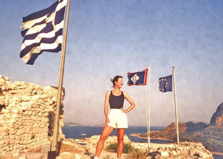 Der Wirt erkannte uns schon von Weitem, kaufte im Geschäft nebenan bevor wir angelegt hatten eine riesige griechische Flagge, und drückte sie uns bei der Übernahme der Bootsleinen sogleich