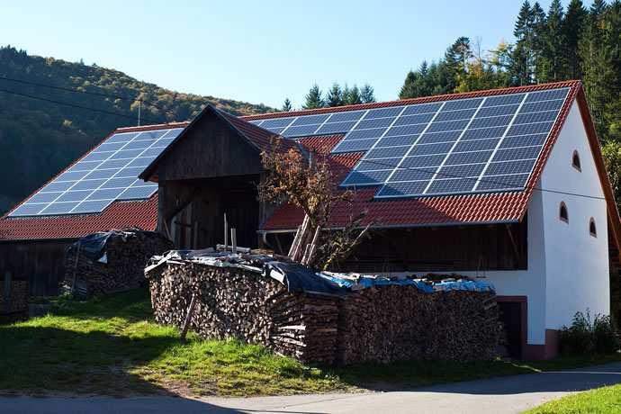 Kleinflächige Solaranlagen wirken am besten integriert, wenn sie als rechteckiges