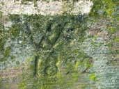 kurhessischen Position entfernt steht. Abb. 21 bis 23: Der Gerlingstein bei Wachenbuchen (Lage 2011) mit der Inschrift WK 1822 Die genaue Lage des kurhessischen Dreieckspunktes II.