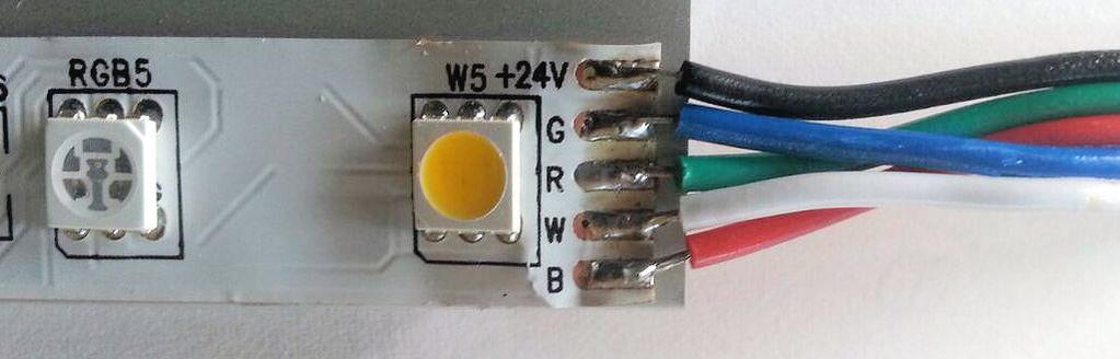 Anschlussbeschriftung und Trennung Lassen Sie sich von der Beschriftung auf den LED-Streifen nicht täuschen! Sie ist falsch! Es gelten die Farben der angelöteten Kabel.