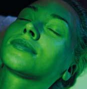 die Seiten 10-15) individuell abgestimmte Gesichtsreinigung und -maske sowie die Bioptron-Farblichttherapie beleben die Haut und berühren die Glücksoasen