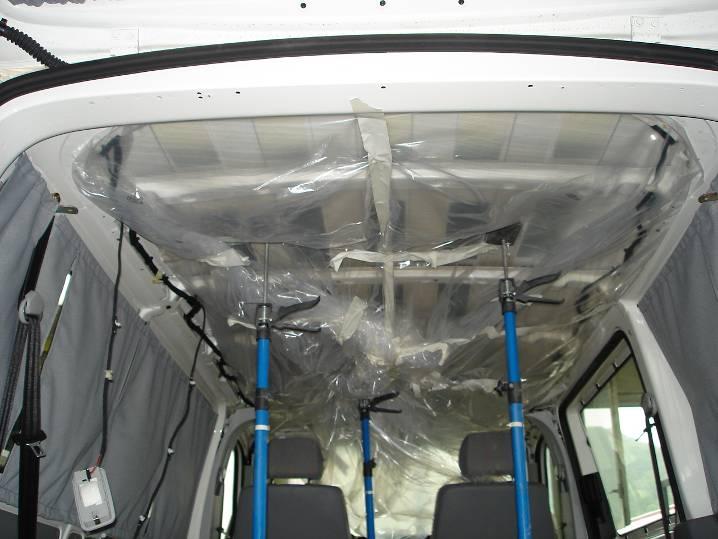 Verkleben Sie den Ausschnittbereich im Innenraum des Fahrzeugs großzügig mit einer stabilen Folie, damit herunterfallende Späne nicht