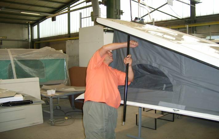 Beim langen Radstand (SCA192/ 193) entsprechend je ein Teil mehr pro Seite. 5. Schlafdachmontage Stellen Sie das montierte Schlafdach (Anlieferungszustand) auf Montageböcke und öffnen Sie das Dach.