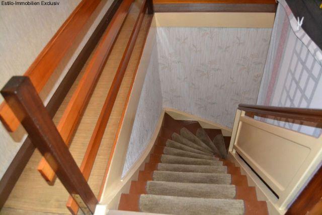 - Verschiedene Bodenbeläge: Echtholz, PVC, Fliesen, Teppich - Fenster: Einfachverglasung, Holz - Eingangstür: Holz - Rollläden an den Fenstern vorhanden - Holztreppe in das Obergeschoss -