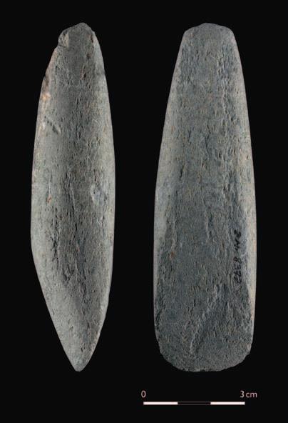 2) war der erste Hinweis darauf, dass das jungsteinzeitliche Inventar in einen frühneolithischen oder mittelneolithischen Kontext zu datieren ist.