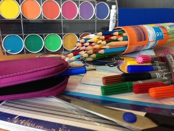 Schreibmaterial - zur Bildung und zum Malen 1 Bleistift und Buntstift Kugelschreiber Spitzer und Radiergummi