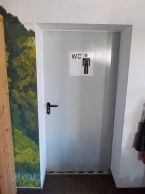Tür zu den Herrentoiletten Tür gehört zu: Behinderten-WC (Herren) Tür wird mit eigenem