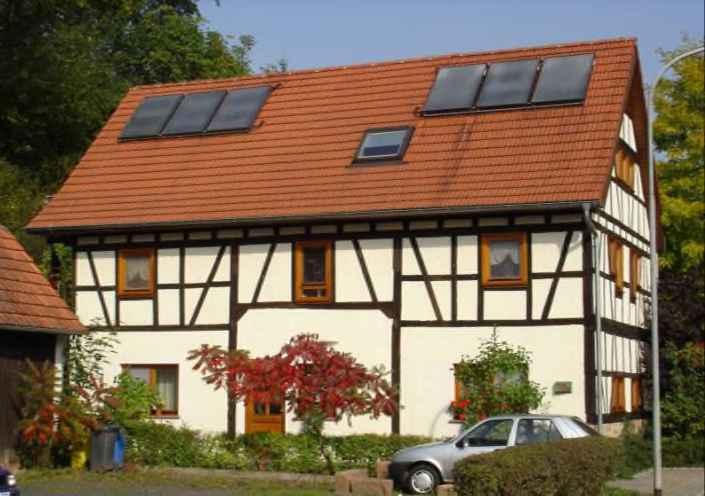 Nutzung Erneuerbarer Energien Beispiel Solaranlagen (nach EEWärmeG)