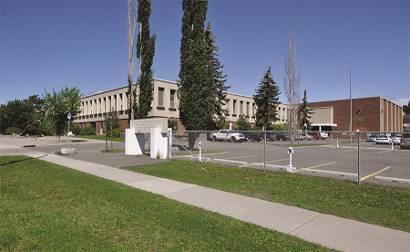 Lord Beaverbrook High School http://www.lbhs.ca/ Die Schule liegt in Acadia, einem Vorort südöstlich von Calgary. ca. 1.725 (10. bis 12. Klasse) ca.