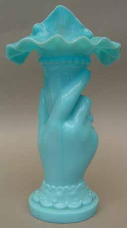 Hände, Ringe und Manschetten, die Wände der Vasen und die Sockel sind Merkmale zur Unterscheidung. Abb. 2006-3/202 Rechte Hand mit Füllhorn opak-blaues, press-geblasenes Glas s.