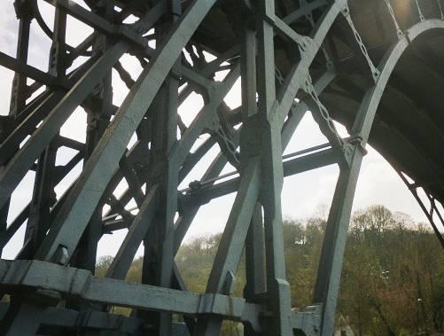 Rückseite - Ironbridge in Coalbrookdale, England, Familie Darby Der Bau der Eisenbrücke über den Severn im Coalbrookdale markiert den Schnittpunkt zwischen traditionellen Bauweisen unter Verwendung