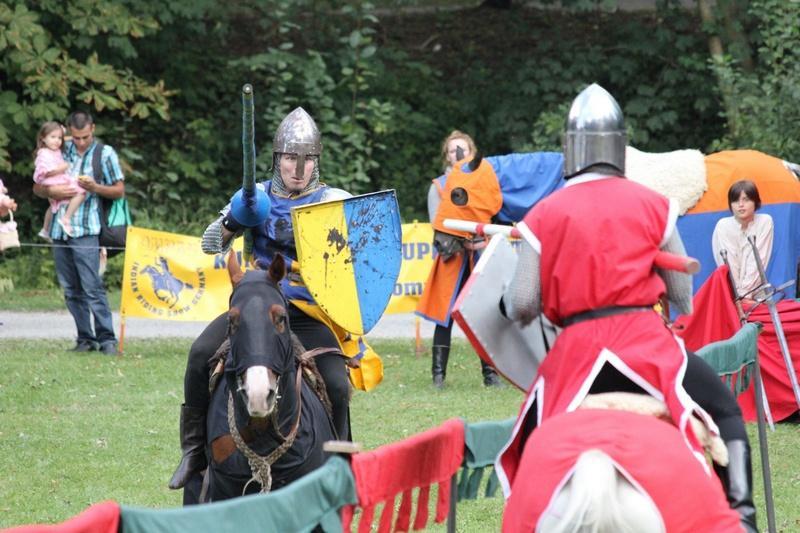 Das Ritterturnier wird von drei bis vier Rittern zu Pferd nebst ihren Knappen bestritten.