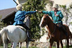 Bei der Kosakenreiterei wird das Trickreiten auf frei galoppierenden Pferden sowie der