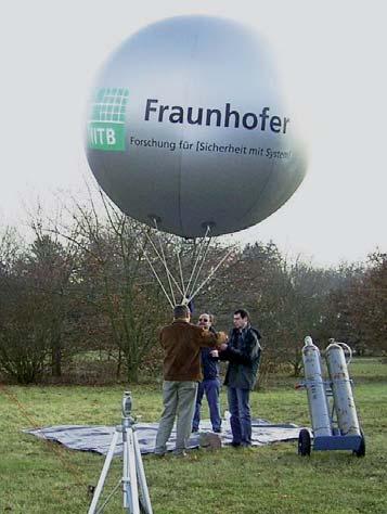 de www.iitb.fraunhofer.de/ias Das Fraunhofer IITB betreibt eine Reihe von unterschiedlichen Sensoren auf mobilen und ortsfesten Plattformen für Aufklärung und Überwachung wie z. B.