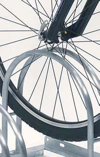 WISENTA Material: Stahl verzinkt in Edelstahl Aufstellmöglichkeiten: Reihenverbindung mit Bodenbefestigung Der schwungvolle Fahrradständer bietet mit seinen bogenförmigen Bügeln eine platzsparende