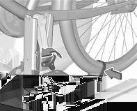 68 Stauraum Fahrrad vom Heckträgersystem abnehmen Heckträgersystem einfahren Spannband einführen und soweit wie möglich nach unten festziehen. Spannbänder an beiden Fahrradreifen lösen.