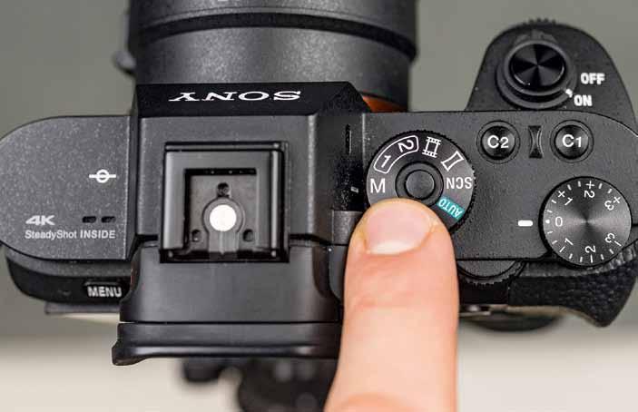 Manuelle Einstellungen 23 Manuelle Einstellungen Bei einer Kamera sollte man alles manuell einstellen können. Dazu zählen Blende, Verschlusszeit und ISO bis Minimum ISO 100 oder sogar ISO 50.