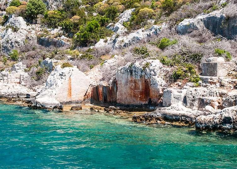 Blick auf die Bucht von Kekova Die antike Stadt Kekova liegt auf der felsigen und recht steilen Nordseite der Insel Kekova.