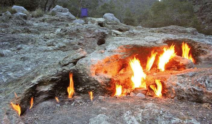 dem felsigen Boden eines Berghangs schlagen an mehreren Stellen Flammen heraus die ewigen Feuer der Chimäre.