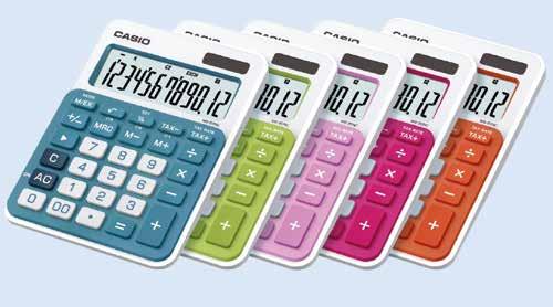 Zur Auswahl stehen die Tischund Taschenrechner von Casio MS-20NC und SL- 300NC in den Trendfarben Blau, Grün, Pink, Rot und Orange.