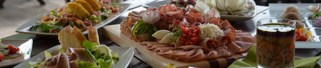 Für kulinarische Genießer servieren wir unsere Jause in mehreren Gängen. (geringfügige Änderungen vorbehalten): Steirischer Räucherfisch auf Blattsalat Sterzterrine mit Speck u.