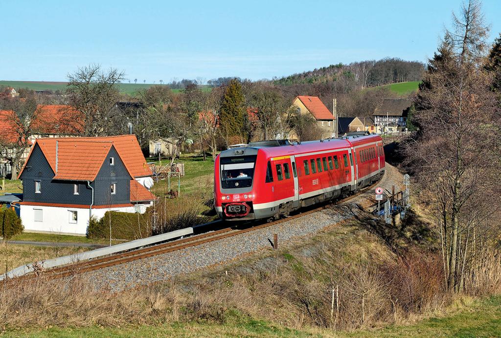 KURZ GEKUPPELT Eine gute Figur machen die sehr gepflegten Thüringer 612er. Pünktlich legt sich 612 099/599 als RE 3660 (Glauchau Göttingen) bei Lohma in den Gleisbogen.