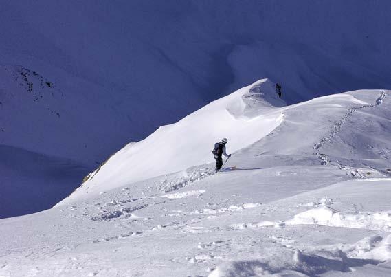 Tourentipp Ski und Snowboard Immer wieder locken Abfahrtsvarianten vom Grat weg. Hier sticht ein Skitourengänger kurz nach dem Rothorn ins Valzeinatal hinab.