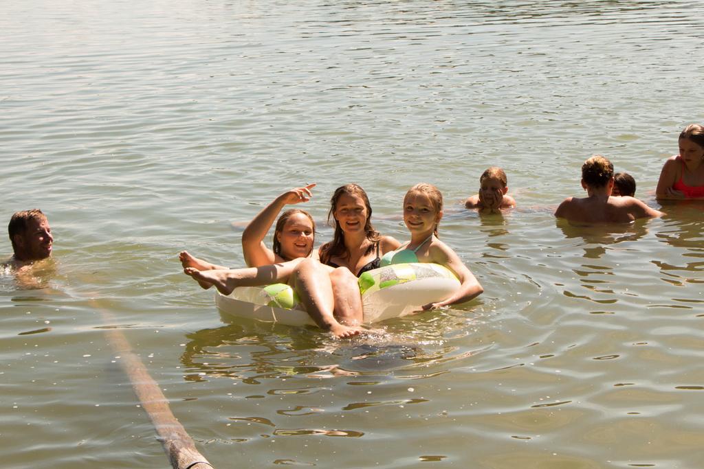 Mit einem Schlauchboot fahren einige der größeren Kinder gerne um den See.