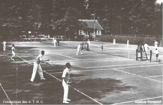 1922 Im Barnstorfer Wald wird Tennis gespielt. Im Bild die Hockey- und Tennisanlage des Rostocker Tennis- und Hockey-Clubs (R.T.H.C.) mit dem reetgedeckten Clubhaus.