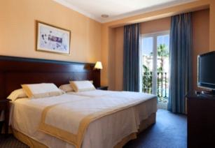 Das Hotel Málaga Playa, in erster Strandlage und direktem Zugang zur Promenade, ist im Stil eines Palastes aus 1001 Nacht erbaut.